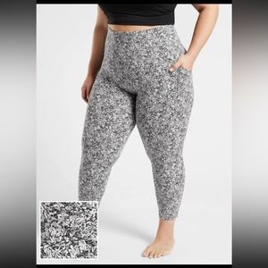 Athleta Salutation Stash Pocket II Textured 7/8 Tight Moonflower black